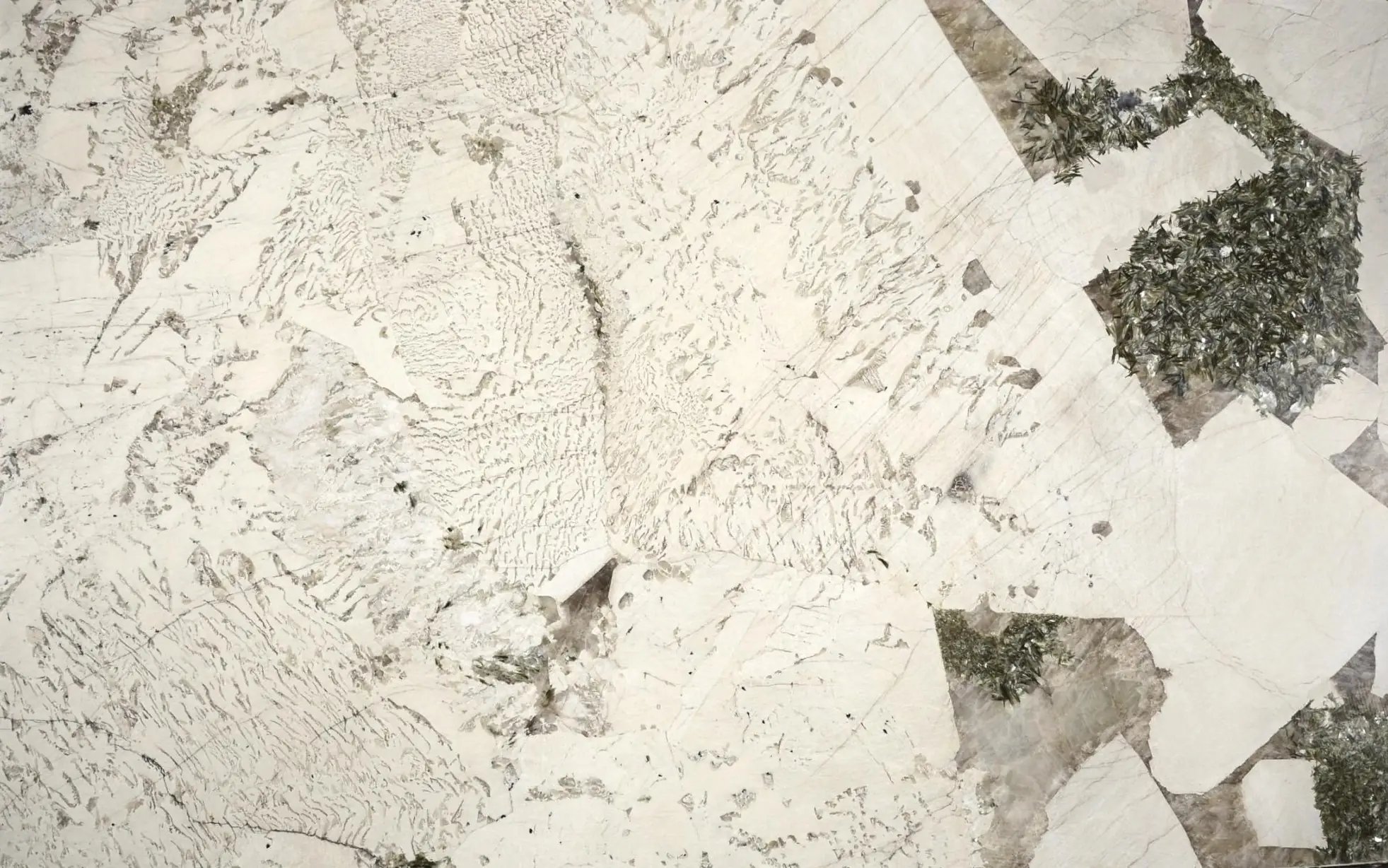 Alpinus: o granito de Minas com água-marinha e turmalina de verdade na composição