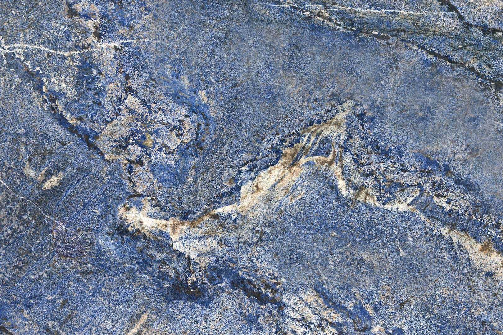 Azul Bahia: a pedra brasileira que veste o manto da Virgem na Sagrada Família